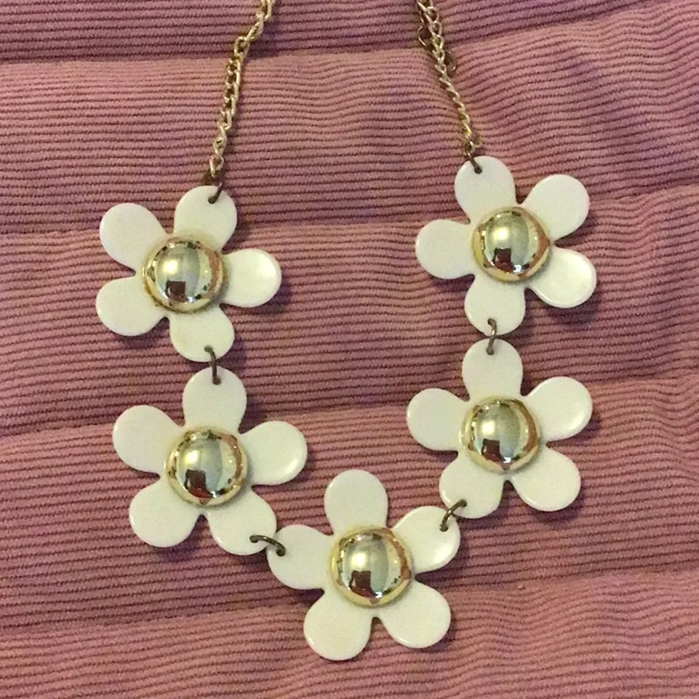 WHITE & GOLD DAISY FASHION NECKLACE - Picture 3 of 3